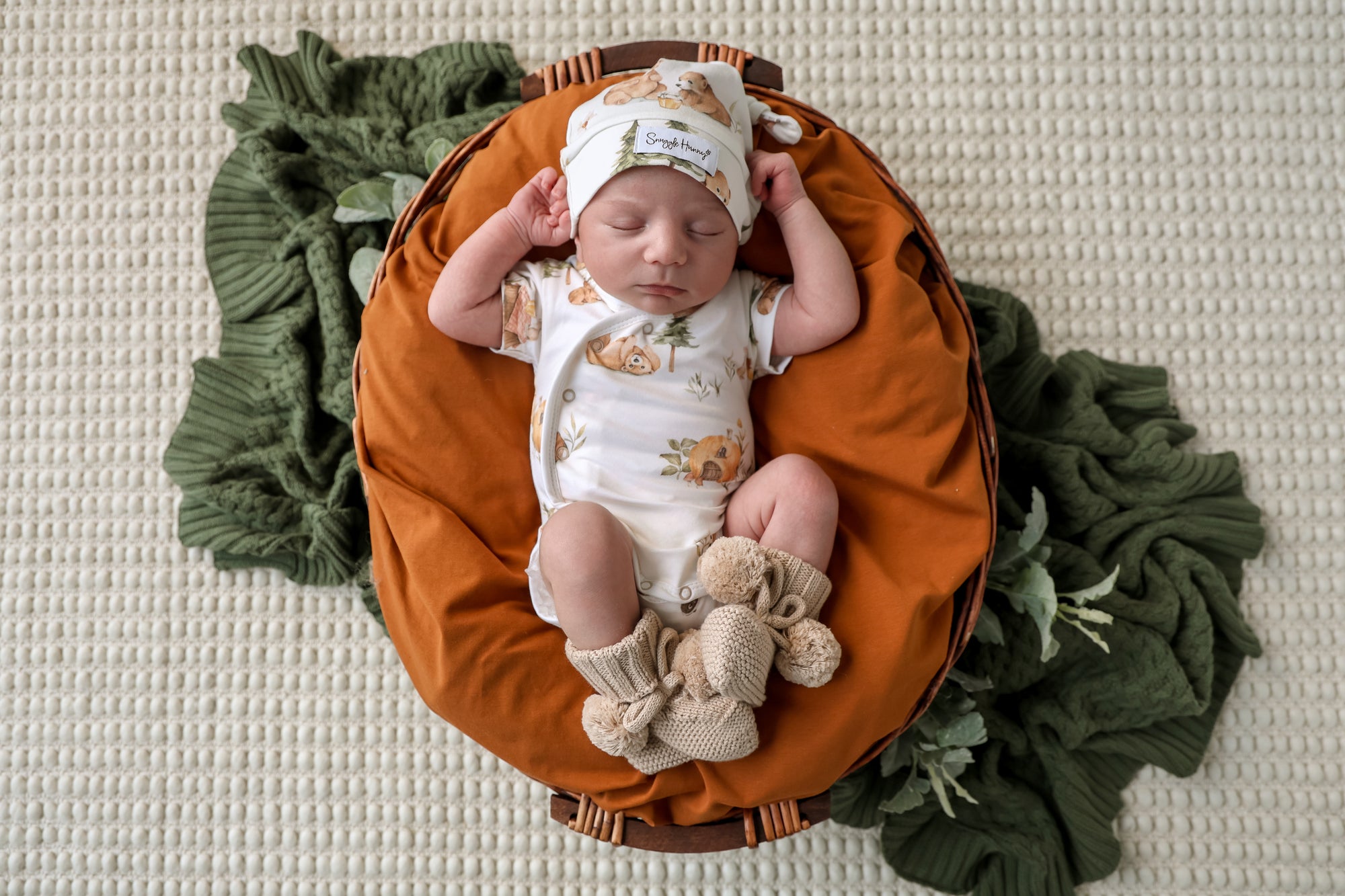 Soft hazelnut organic cotton knit baby booties designed to keep newborn feet warm and comfortable, featuring a timeless neutral colour for everyday wear or gifting.