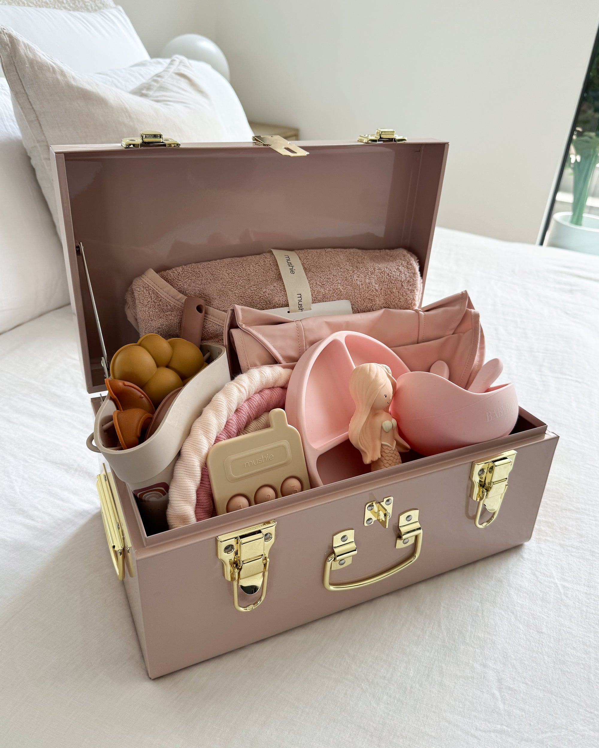 Custom gift trunk small size for newborn, filled with baby essentials and personalised items - Babyboo prints