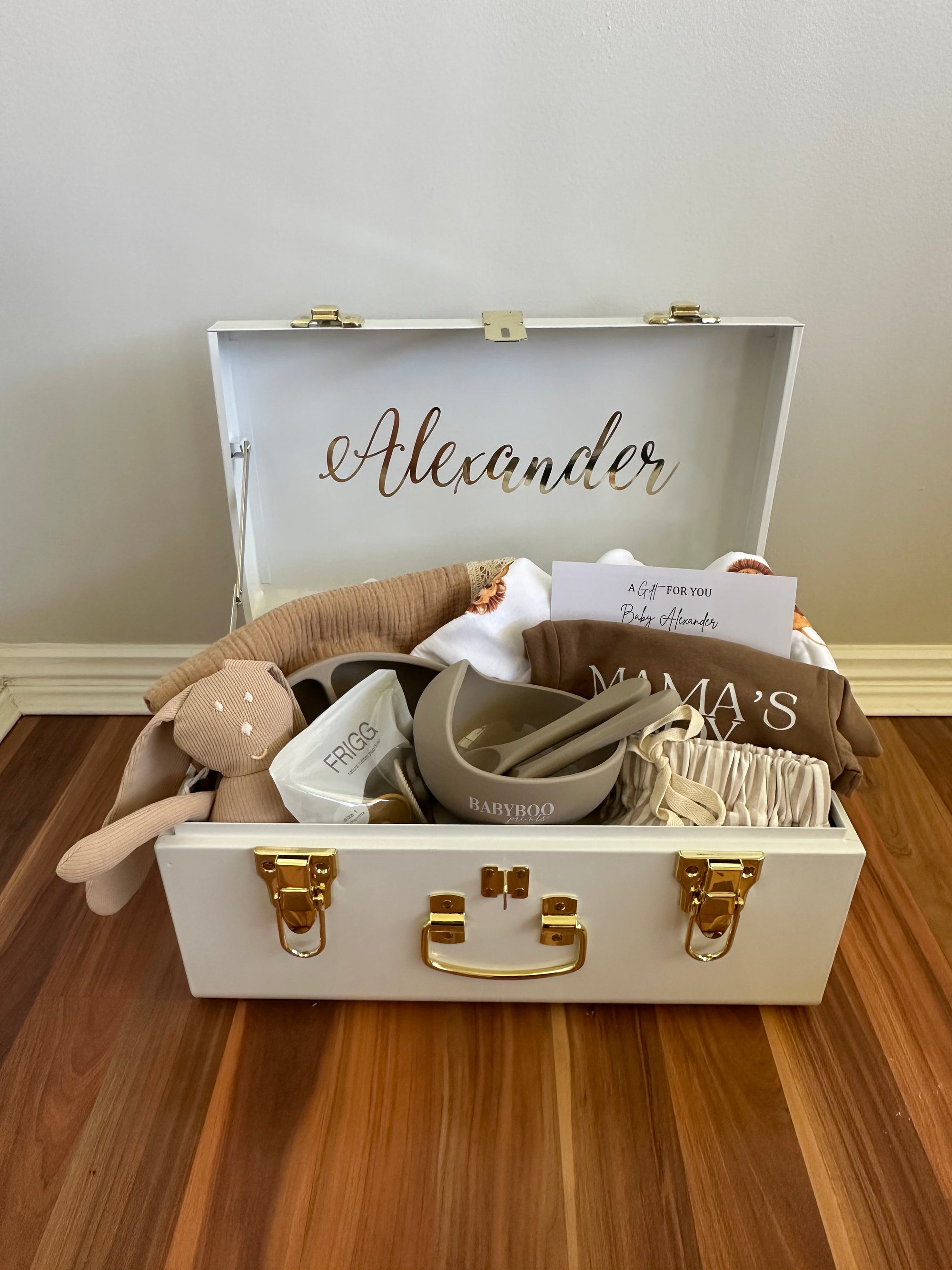 Custom gift trunk small size for newborn, filled with baby essentials and personalised items - Babyboo prints