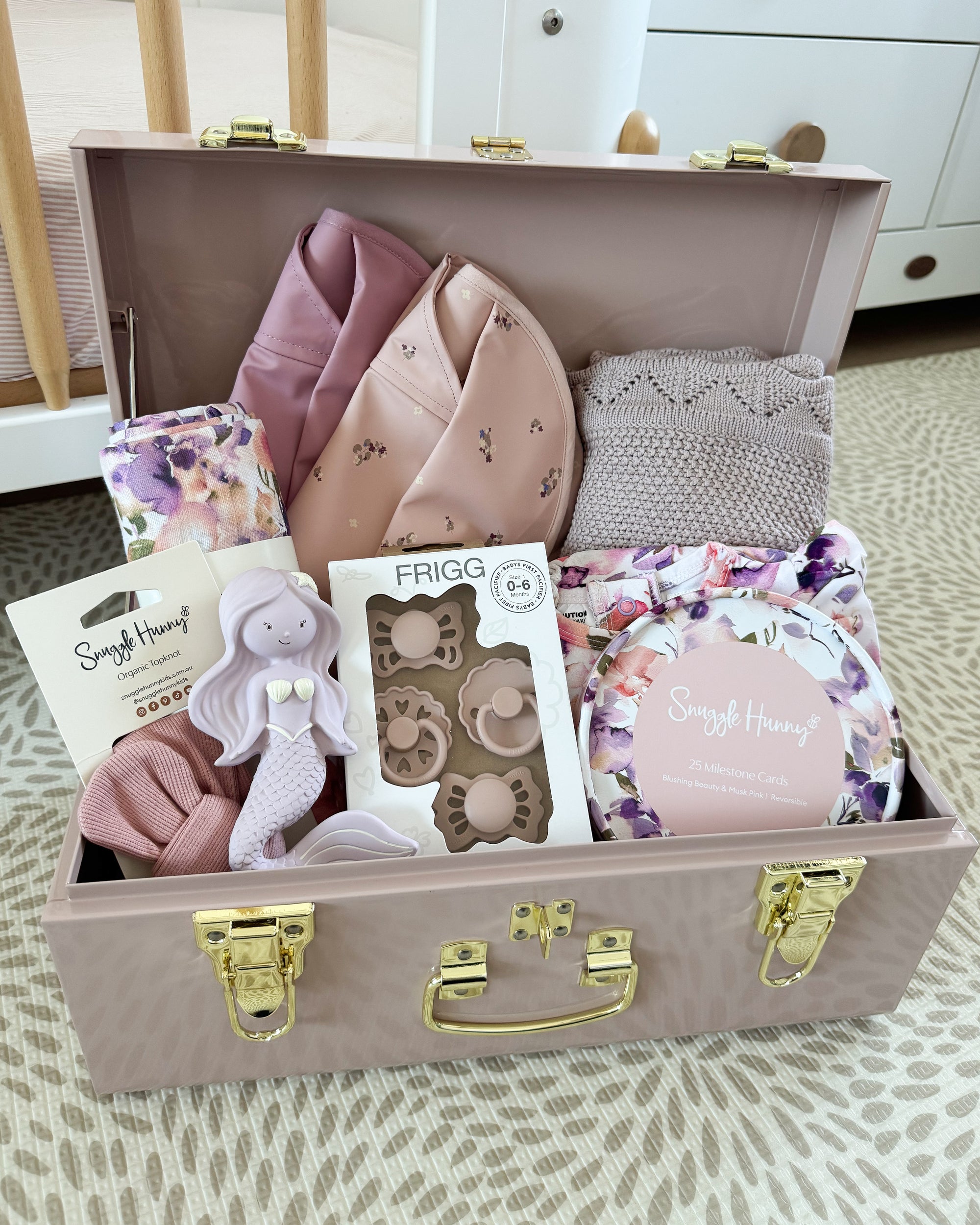 Custom gift trunk small size for newborn, filled with baby essentials and personalised items - Babyboo prints