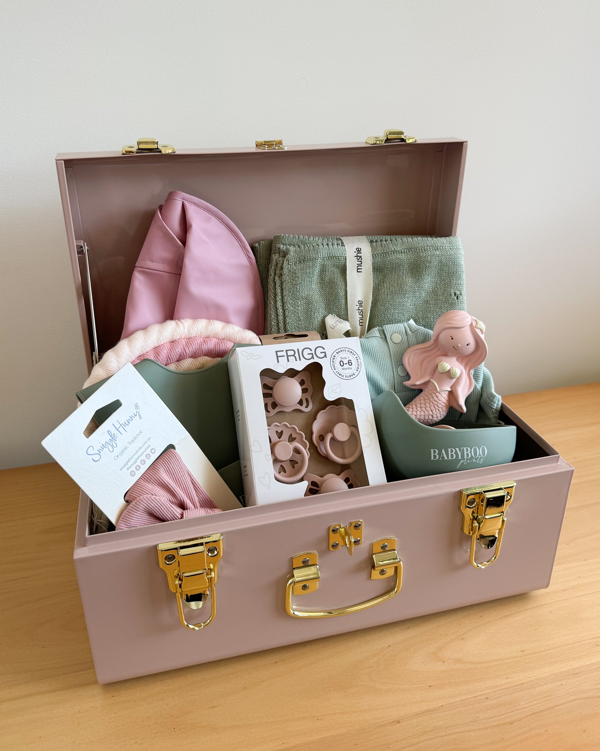 Custom gift trunk small size for newborn, filled with baby essentials and personalised items - Babyboo prints