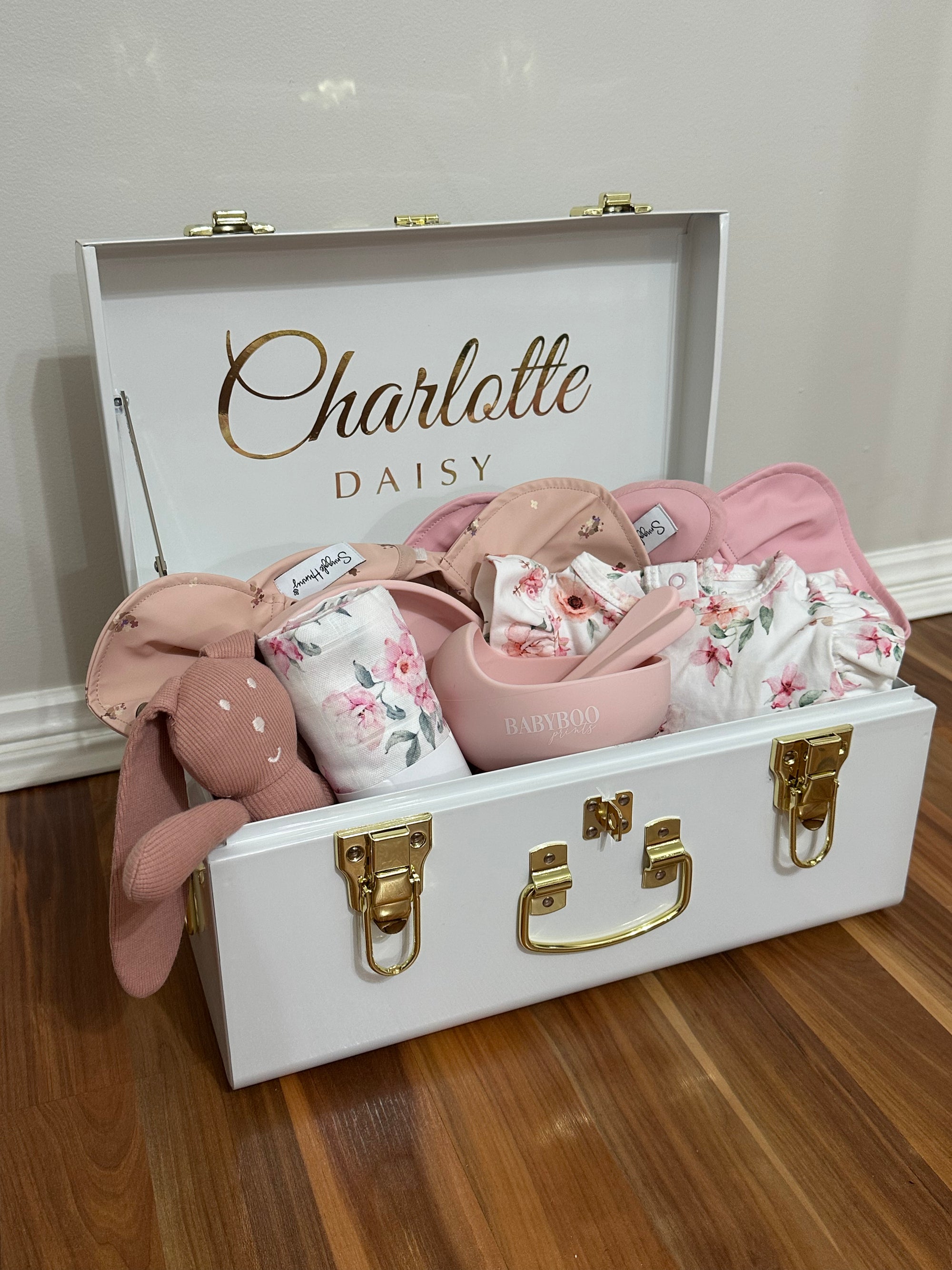 Custom gift trunk small size for newborn, filled with baby essentials and personalised items - Babyboo prints