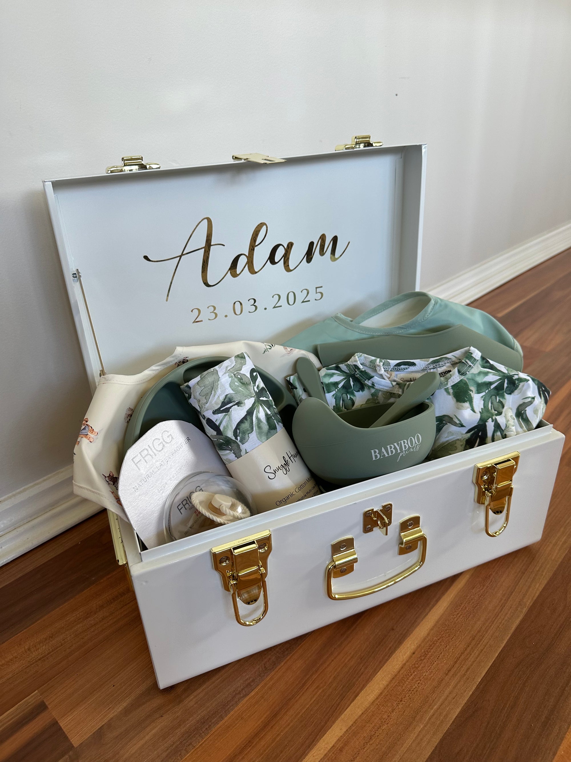 Custom gift trunk small size for newborn, filled with baby essentials and personalised items - Babyboo prints