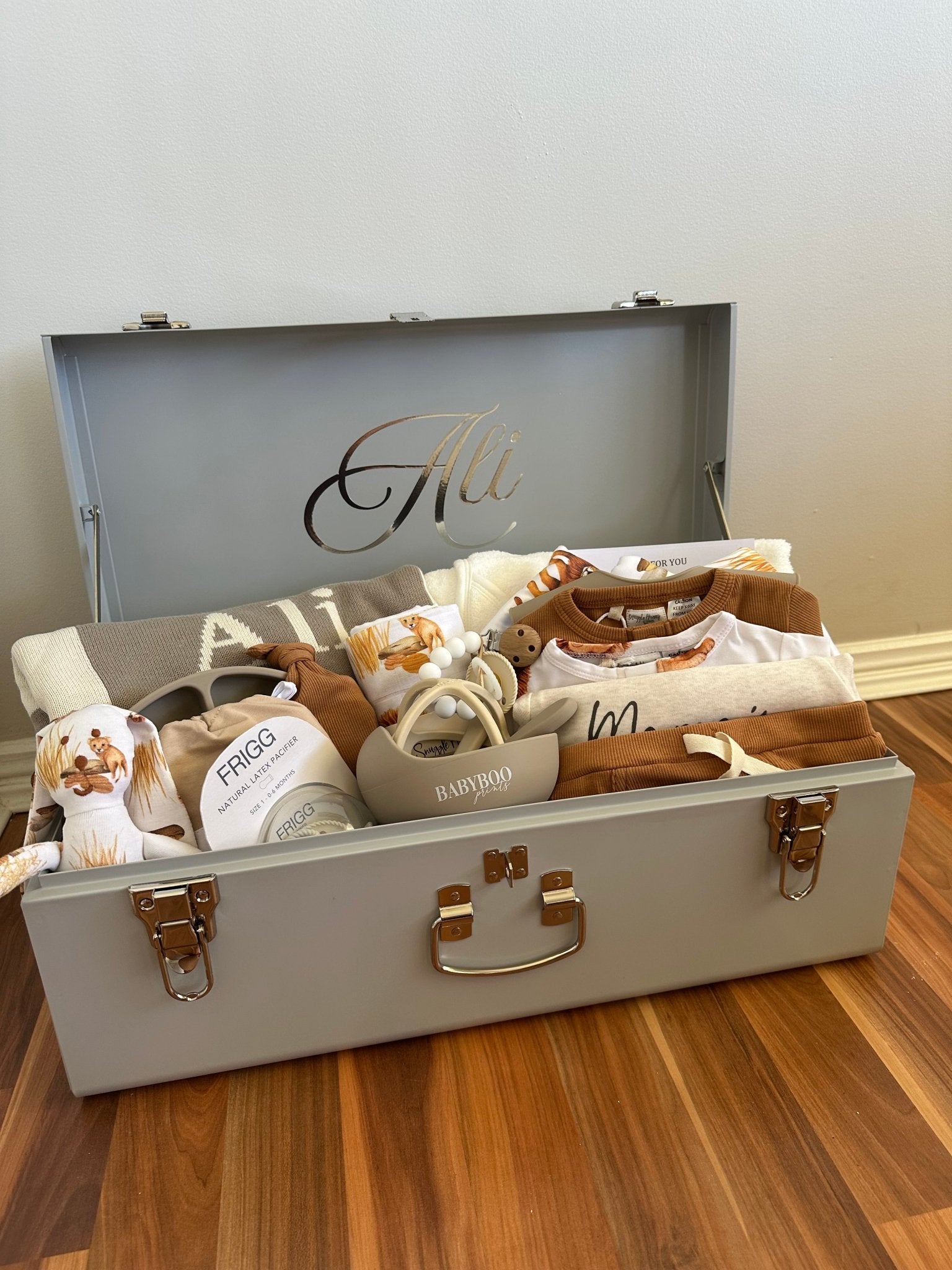 Custom gift trunk regular size for newborn, filled with baby essentials and personalised items - Babyboo prints