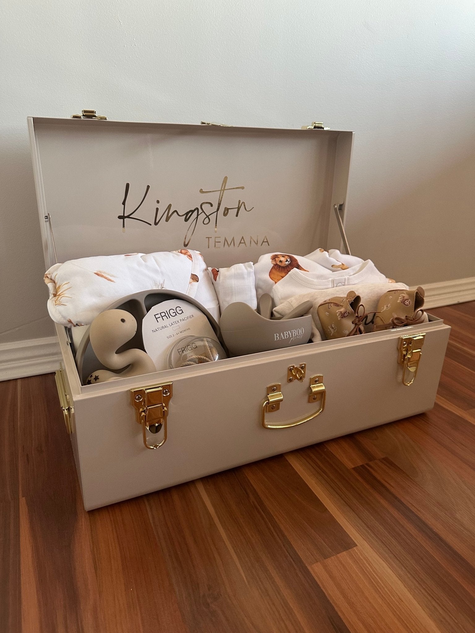 Custom gift trunk regular size for newborn, filled with baby essentials and personalised items - Babyboo prints