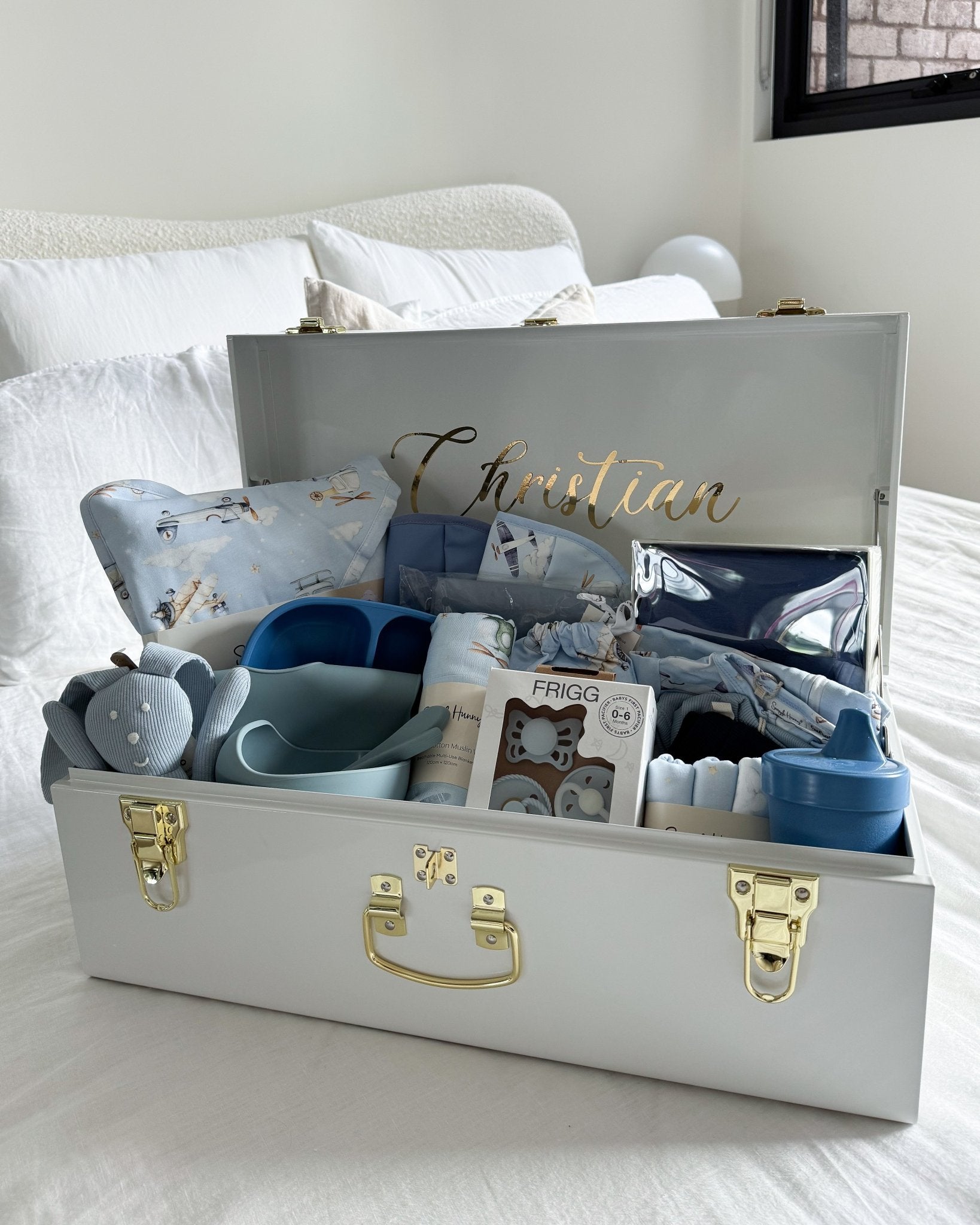 Custom gift trunk regular size for newborn, filled with baby essentials and personalised items - Babyboo prints