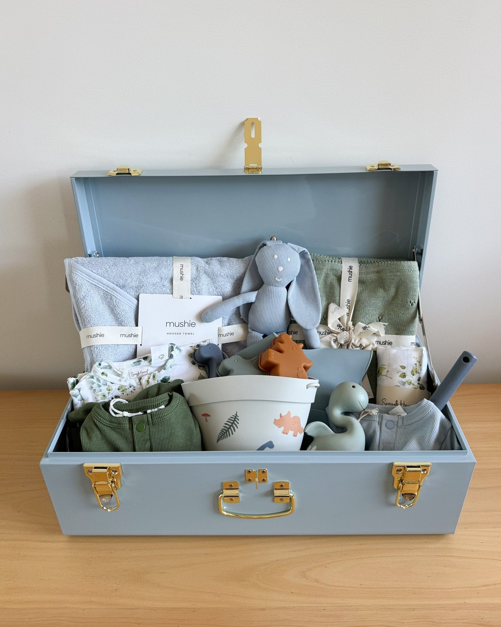 Custom gift trunk regular size for newborn, filled with baby essentials and personalised items - Babyboo prints