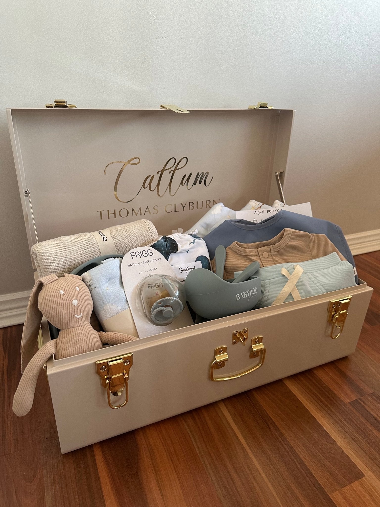 Custom gift trunk regular size for newborn, filled with baby essentials and personalised items - Babyboo prints