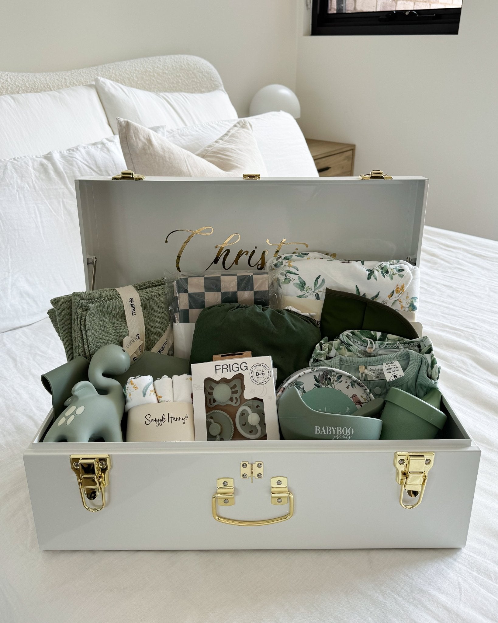 Custom gift trunk regular size for newborn, filled with baby essentials and personalised items - Babyboo prints