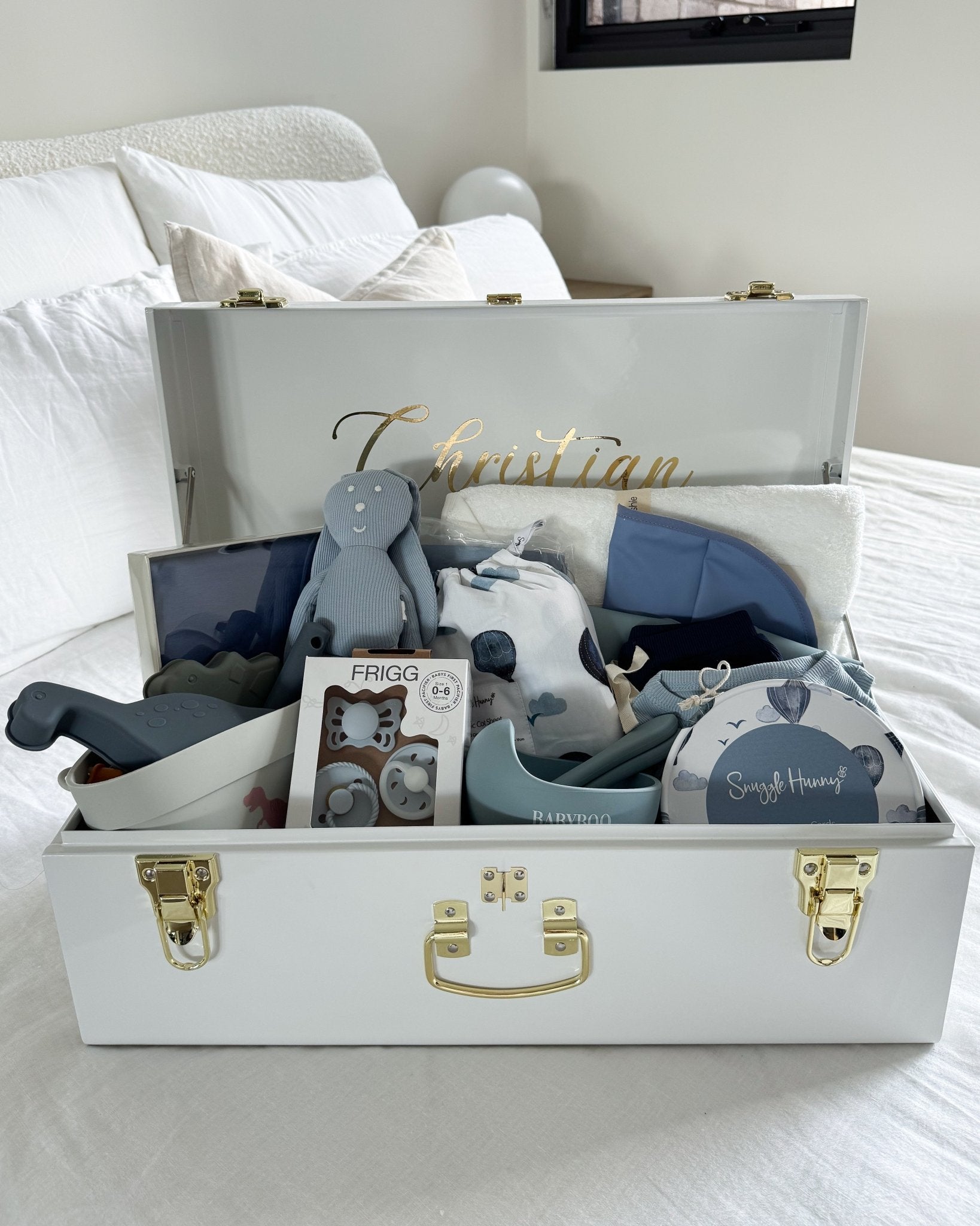 Custom gift trunk regular size for newborn, filled with baby essentials and personalised items - Babyboo prints