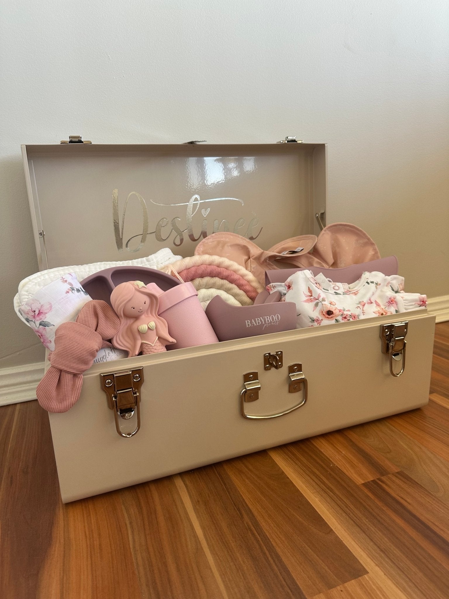 Custom gift trunk regular size for newborn, filled with baby essentials and personalised items - Babyboo prints