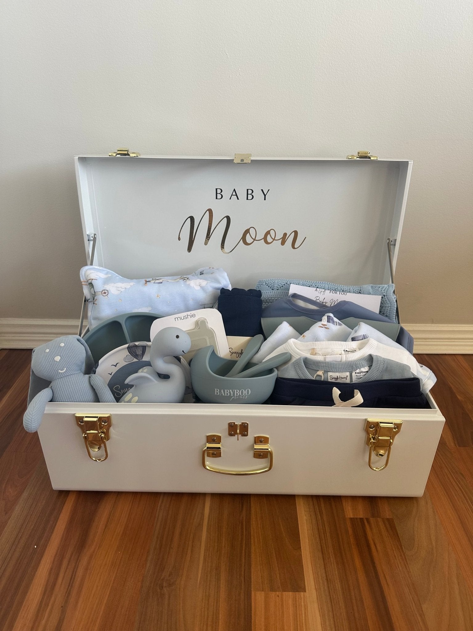 Custom gift trunk regular size for newborn, filled with baby essentials and personalised items - Babyboo prints