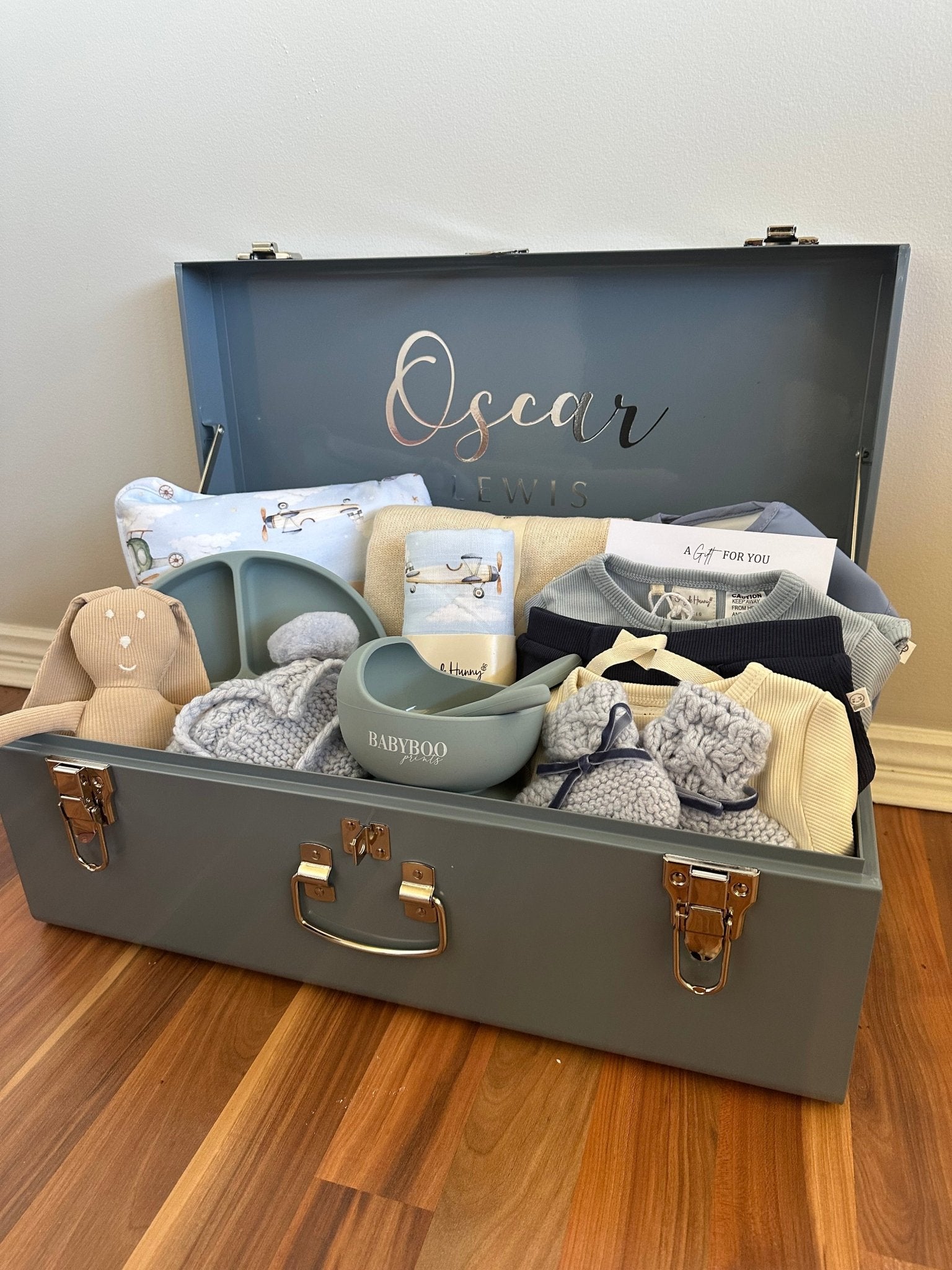Custom gift trunk regular size for newborn, filled with baby essentials and personalised items - Babyboo prints
