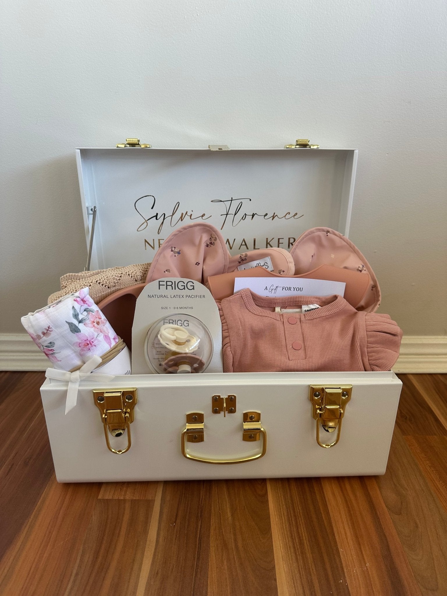 Custom gift trunk small size for newborn, filled with baby essentials and personalised items - Babyboo prints