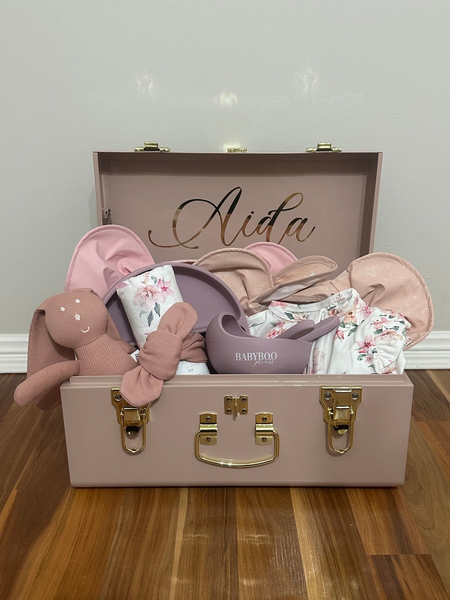 Custom gift trunk small size for newborn, filled with baby essentials and personalised items - Babyboo prints