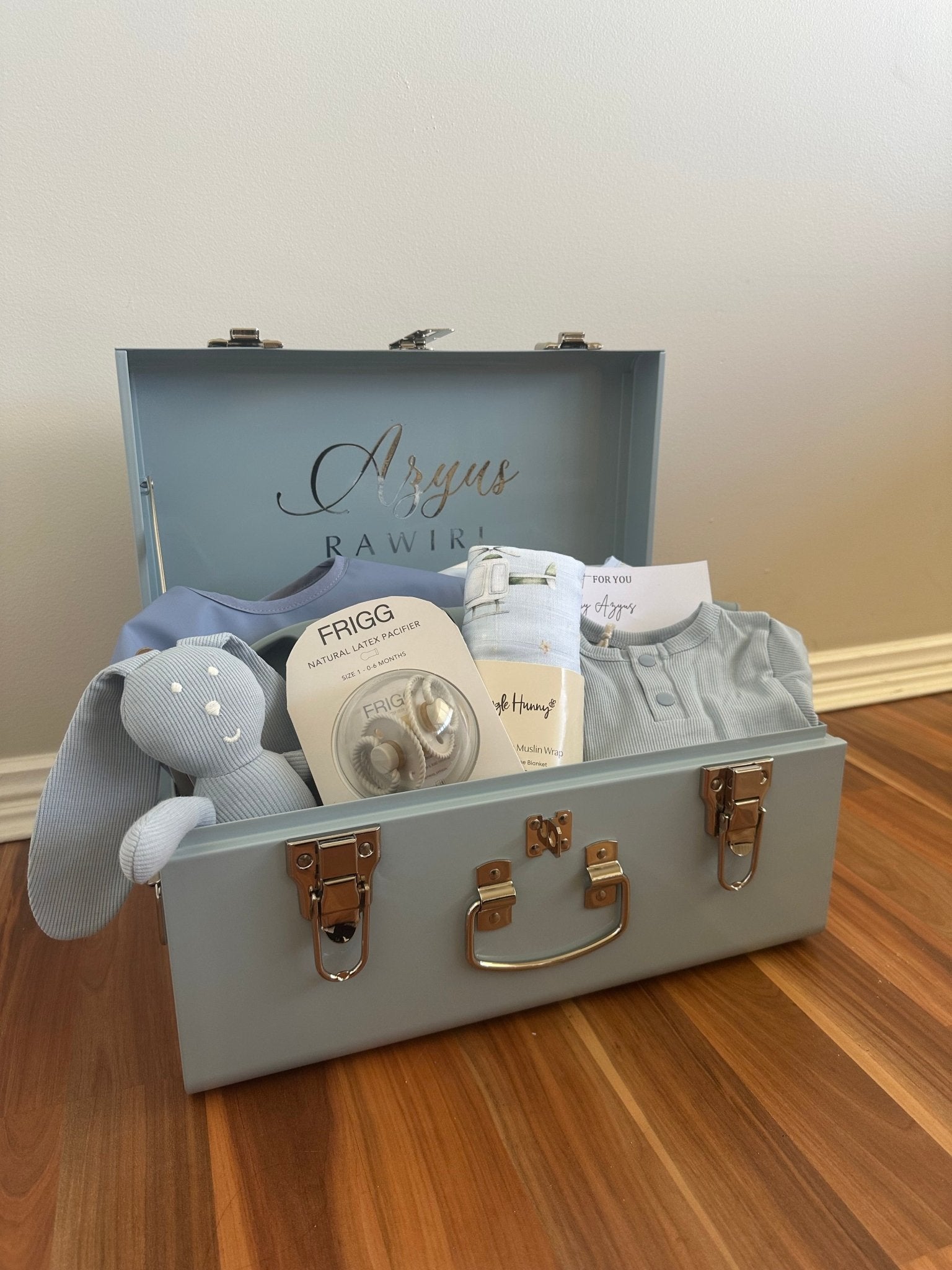 Custom gift trunk small size for newborn, filled with baby essentials and personalised items - Babyboo prints