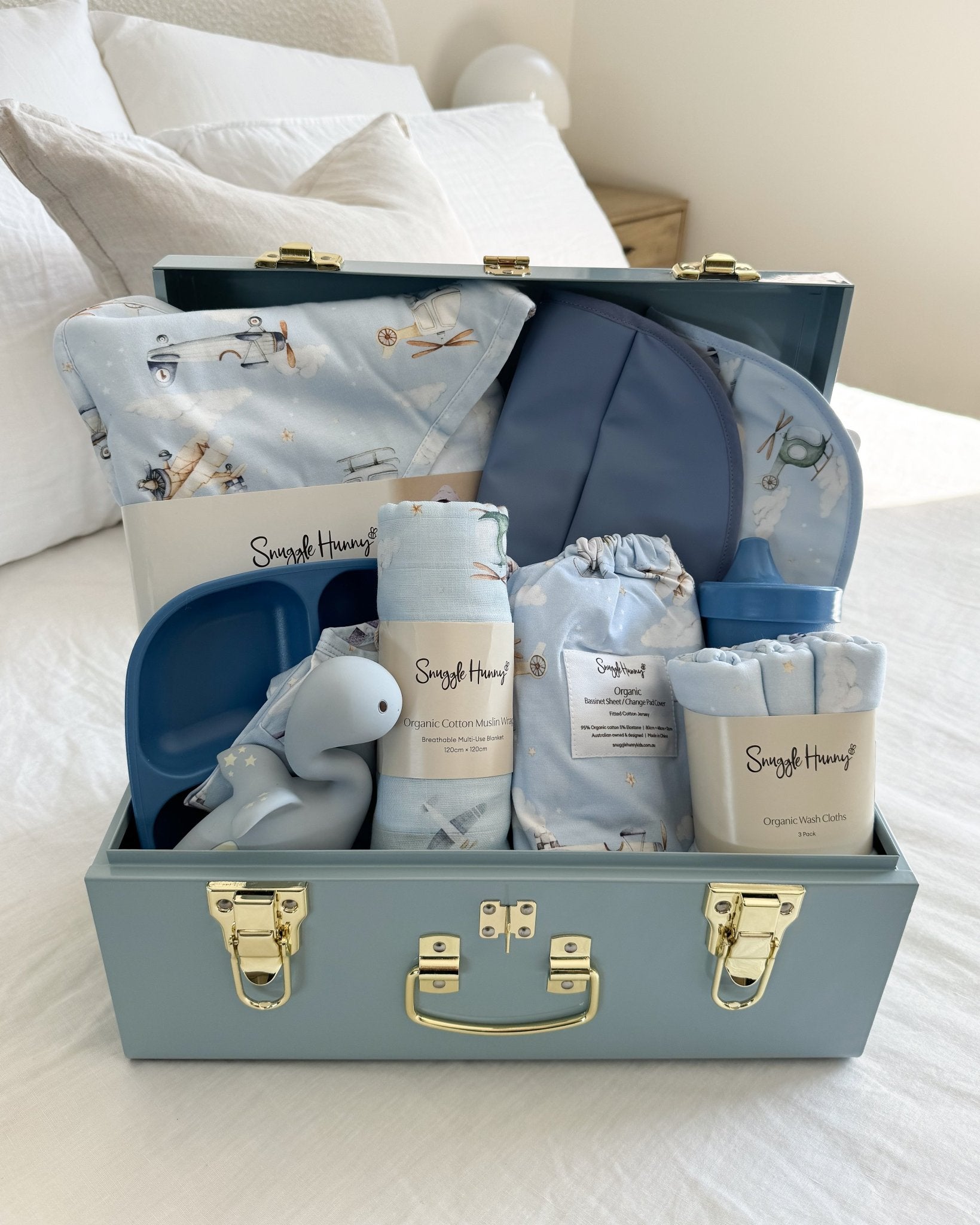 Custom gift trunk small size for newborn, filled with baby essentials and personalised items - Babyboo prints