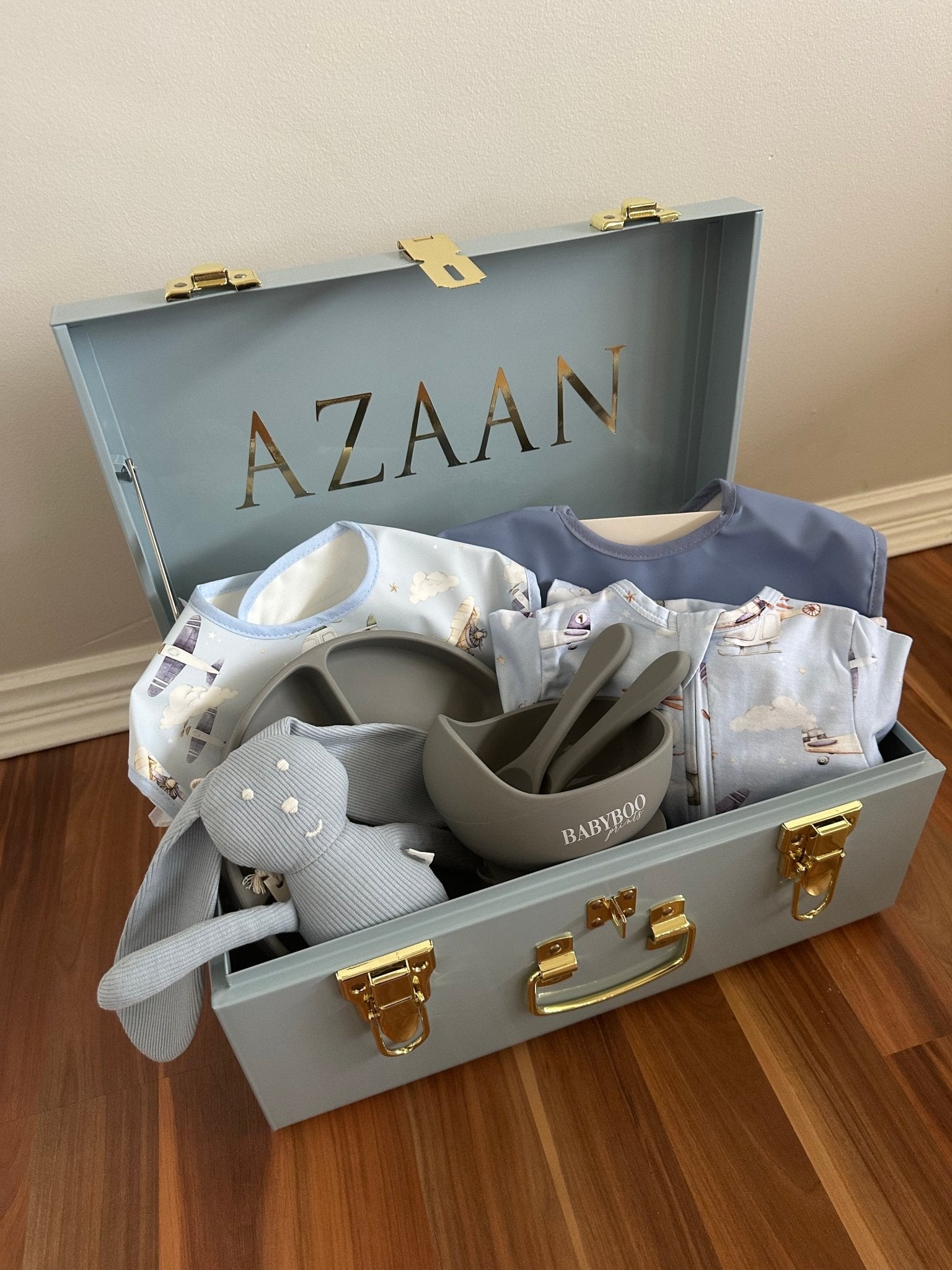 Custom gift trunk small size for newborn, filled with baby essentials and personalised items - Babyboo prints