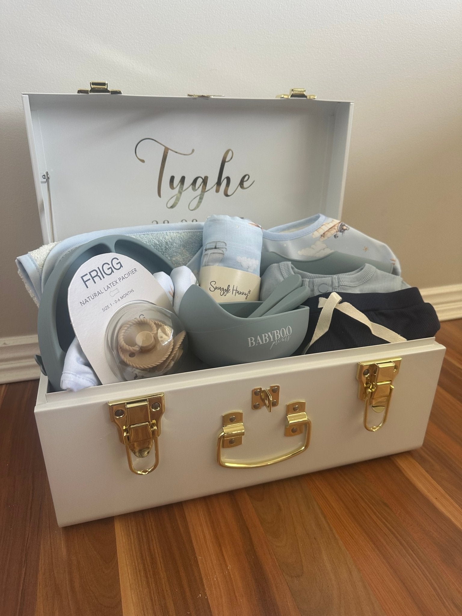 Custom gift trunk small size for newborn, filled with baby essentials and personalised items - Babyboo prints
